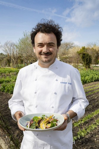 Portrait  corporate du chef étoilé Armand Arnal au milieu de son potager. | Philippe DUREUIL Photographie