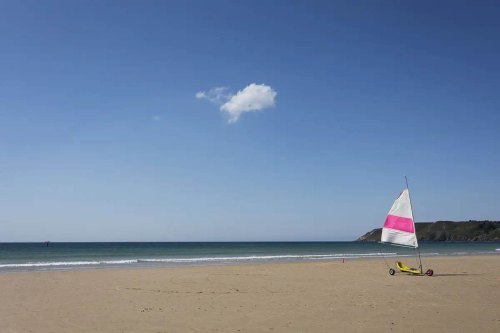 Le calme et l'évasion d'une sortie en char à voile sur le littoral.
