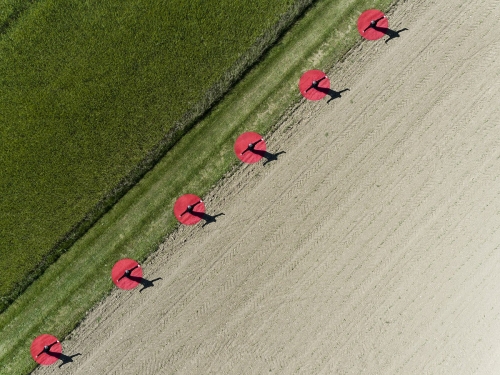 Photographie d'illustration par drone sur le thème de la distanciation sociale vue du ciel. Retouches : Julien Lesur | Philippe DUREUIL Photographie