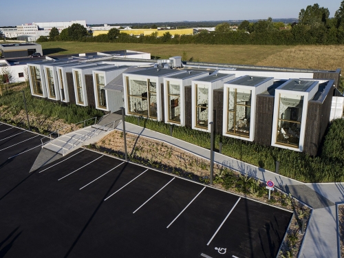 Photographie aérienne d'architecture réalisée par drone pour l'architecte Thierry Bonne. Office Notarial Anjou Maine Notaires à Sablé-sur-Sarthe. La photographie par drone au service des architectes et de l'architecture. Photographe télépilote professionnel. | Philippe DUREUIL Photographie