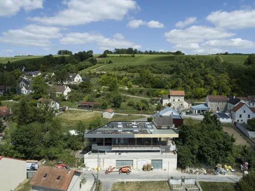 Photographie aérienne par drone réalisée pour l'architecte Thierry Bonne. Construction de l'extension de la cave des champagnes Bourgeois Diaz. Pressoir et création d'une salle œnotouristique. | Philippe DUREUIL Photographie