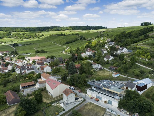 Photo par drone du chantier de construction de l'extension de la cave des champagnes Bourgeois Diaz à Crouttes-sur-Marne. Pressoir et création d'une salle œnotouristique. Architecte Thierry Bonne. | Philippe DUREUIL Photographie