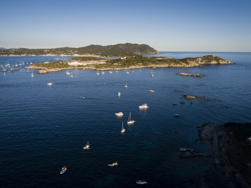 Prise de vue aérienne par drone au dessus de la mer, vue sur l'île des Embiez | Philippe DUREUIL Photographie