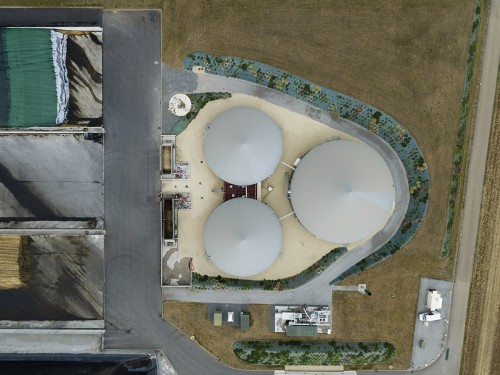 Photographie aérienne par drone d'un site de production de biogaz. Client : GRDF | Philippe DUREUIL Photographie