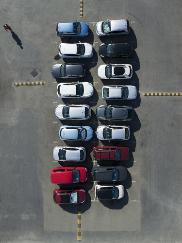 Le drone, un outil exceptionnel pour réaliser des photographies d'illustration graphiques sur de nombreux sujets dont la voiture et les parkings. | Philippe DUREUIL Photographie