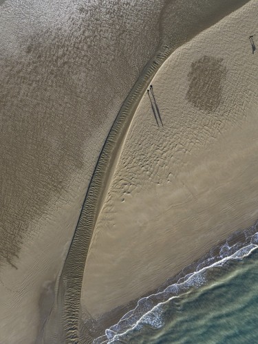 Promeneurs sur la plage à marée basse, photo aérienne graphique. | Philippe DUREUIL Photographie