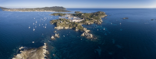 Prise de vue aérienne panoramique réalisée par drone. Archipel des Embiez | Philippe DUREUIL Photographie