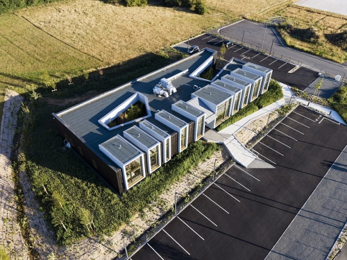 Office notarial moderne vue du ciel. Photographie aérienne réalisée par drone pour l'architecte Thierry Bonne | Philippe DUREUIL Photographie