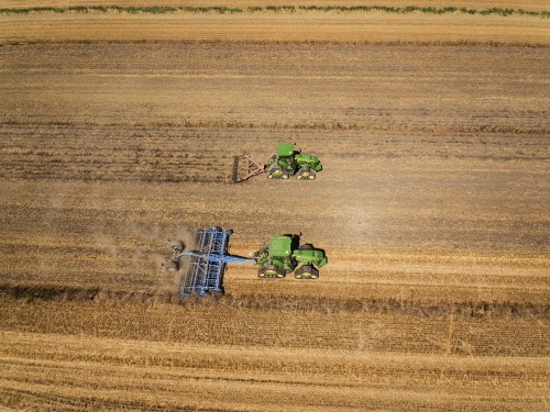 Vue aérienne réalisée par drone - Tracteurs à chenilles au travail dans les champs - Client : Comptoir Agricole du Languedoc | Philippe DUREUIL Photographie