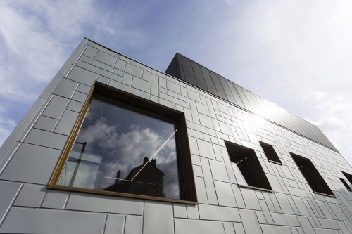Photo d'architecture extérieure. Extension de bureaux, façade en bardage zinc. Architecte Thierry Bonne | Philippe DUREUIL Photographie