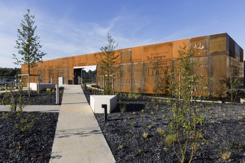 Photographie d'architecture. Façades en acier Corten de l'office notarial moderne Julien Ast & Frédéric Carcelle. Architecte Thierry Bonne. | Philippe DUREUIL Photographie