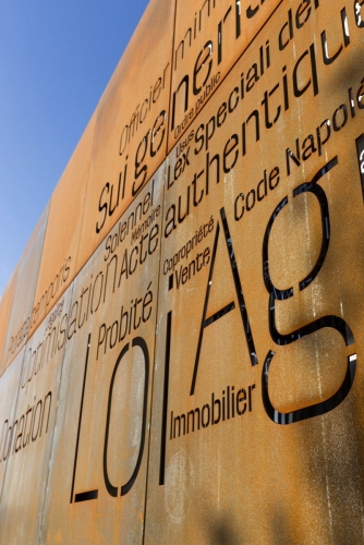 Photographie d'architecture. Façades en acier Corten de l'office notarial Julien Ast & Frédéric Carcelle construit par l'architecte Thierry Bonne. Graphisme le l'écriture réalisé par le graphiste Régis Biecher. | Philippe DUREUIL Photographie