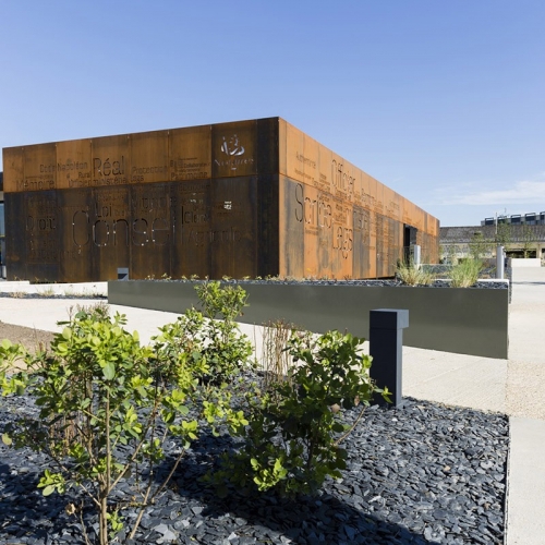 Photo d'architecture extérieure. Office notarial moderne conçue par l'architecte Thierry Bonne. | Philippe DUREUIL Photographie