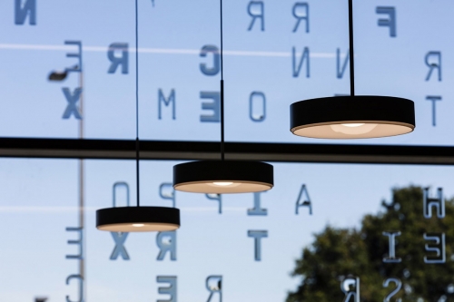 Photographe architecture. Intérieur de la salle des actes, luminaires et façade en verre fusionné. Architecte Thierry Bonne. Office notarial moderne à Sablé-Sur-Sarthe (Notaires : Poujade, Leguil & Robin) | Philippe DUREUIL Photographie