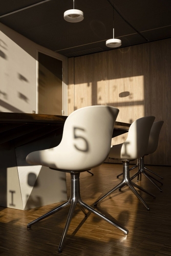 Photographe architecture. Intérieur de la salle des actes. Architecte Thierry Bonne. Office notarial moderne à Sablé-Sur-Sarthe (Notaires : Poujade, Leguil & Robin) | Philippe DUREUIL Photographie