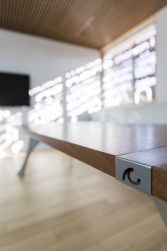 Photo in situ d'un bureau design en bois et métal dessiné par le designer Thierry Bonne | Philippe DUREUIL Photographie