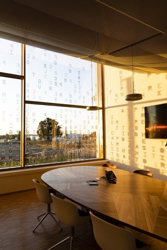 Photo d'architecture & design intérieur réalisé pour l'architecte Thierry Bonne. Salle des actes. Office notarial moderne à Sablé-Sur-Sarthe (Notaires : Poujade, Leguil & Robin) | Philippe DUREUIL Photographie