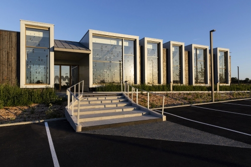 Reportage photo d'architecture intérieur et extérieur réalisé pour l'architecte Thierry Bonne. Office notarial moderne à Sablé-Sur-Sarthe (Notaires : Poujade, Leguil & Robin) | Philippe DUREUIL Photographie