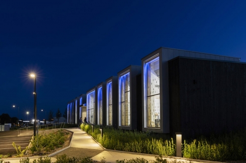 Photo d'architecture extérieure de nuit d'une façade en verre fusionné. Client : Thierry Bonne, Architecte. Office notarial moderne à Sablé-Sur-Sarthe. | Philippe DUREUIL Photographie