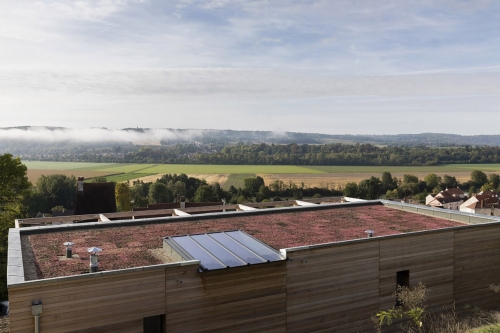 Toiture végétalisée d'une maison à ossature bois avec vue sur la vallée de la Marne. Architecte Thierry Bonne | Philippe DUREUIL Photographie