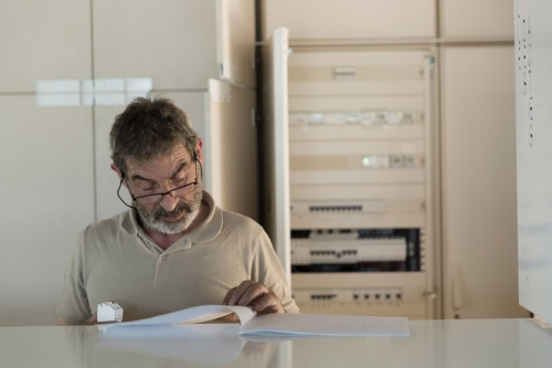 Électricien au travail sur la construction de l'Office Notarial Ast & Carcelle réalisé par l'architecte Thierry Bonne. | Philippe DUREUIL Photographie