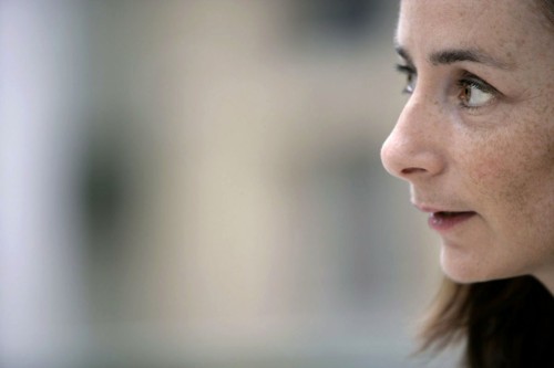 Portrait corporate d’une femme à l’écoute dans une entreprise du secteur tertiaire. Phototographe corporate. | Philippe DUREUIL Photographie
