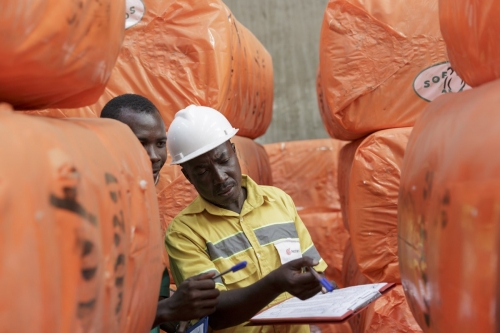 Photo corporate réalisée au Togo dans un entrepôt de balles de coton. Reportage photographique commandé par l'agence Wellcom pour le Groupe Necotrans. | Philippe DUREUIL Photographie