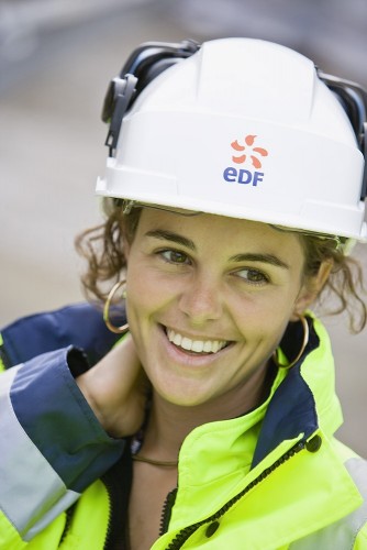 photographe-corporate-photo-corporate-dune-jeune-femme-avec-un-casque-sur-un-chantier-de-construction