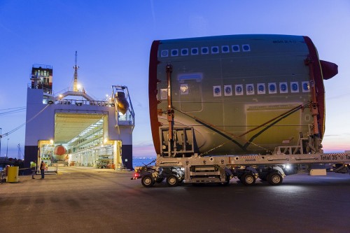 Photographie corporate réalisée pour AXA Corporate Solutions. Déchargement de tronçons du fuselage de l'Airbus A 380 au terminal roulier du port de Nantes Saint-Nazaire à Montoir-de-Bretagne. | Philippe DUREUIL Photographie