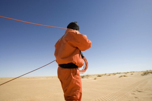 Photographie de reportage corporate réalisée pour Total Exploration Production dans le désert de Taoudéni en Mauritanie - Illustration d'une campagne de prospection sismique. | Philippe DUREUIL Photographie
