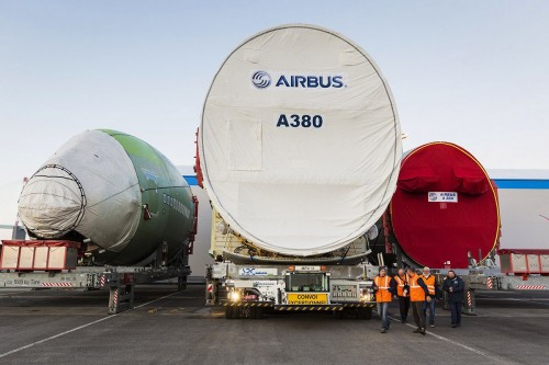 Photographie corporate réalisée pour AXA Corporate Solutions. Reportage corporate sur le déchargement de tronçons du fuselage de l'Airbus A 380 au terminal roulier du port de Nantes Saint-Nazaire à Montoir-de-Bretagne. | Philippe DUREUIL Photographie