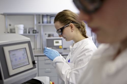 Photographie corporate dans un laboratoire. Reportage corporate réalisé pour le Groupe Vallourec en Allemagne. | Philippe DUREUIL Photographie