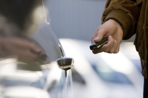 Photo corporate en gros plan sur une main d'homme tenant une clé de voiture télécommandée, prête à déverrouiller un véhicule.
Photo réalisée pour le Groupe ING Car Lease. | Philippe DUREUIL Photographie