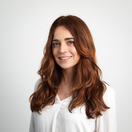 Photographie corporate de portrait d'une jeune femme en studio réalisée par un photographe corporate portraitiste. | Philippe DUREUIL Photographie