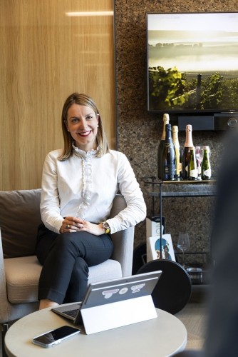 Photo corporate illustrant la marque employeur dans un environnement de travail moderne et digital. Portrait corporate en situation réalisé pour illustrer un post LinkedIn de Moët Hennessy. | Philippe DUREUIL Photographie