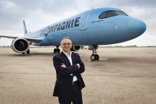 Portrait corporate de M. Christian Vernet, Président de la compagnie aérienne La Compagnie. photographie de portrait corporate réalisée à l'aéroport d'Orly. Maquilleuse : Marie. Retouches : Benjamin. | Philippe DUREUIL Photographie