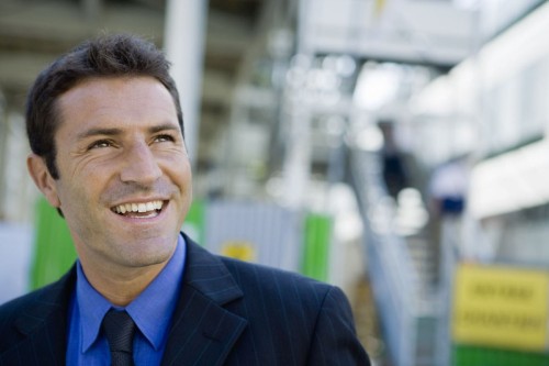 Portrait corporate d'un business manager souriant sur un chantier btp. Photographe corporate pour les entreprises. | Philippe DUREUIL Photographie
