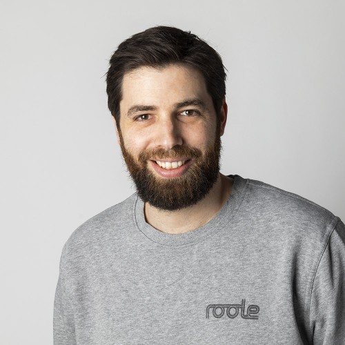 Portrait corporate d'un entrepreneur souriant réalisé en studio. | Philippe DUREUIL Photographie