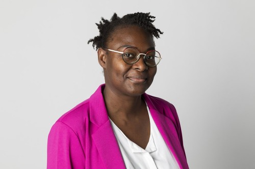 Photographe corporate - Portrait corporate d'une femme souriante - Photo réalisée dans un studio photo installé dans les locaux du commanditaire. | Philippe DUREUIL Photographie