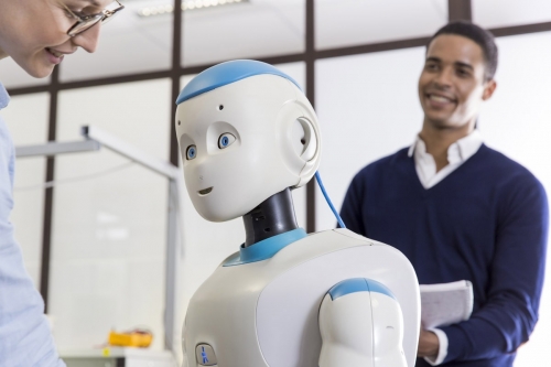 Photo corporate réalisée dans un atelier de robotique. Un duo femme et homme travaillent sur le robot Roméo. Annonceur : SoftBank Robotique. Agence : Toma. DA : Aurélien Esquivet. | Philippe DUREUIL Photographie