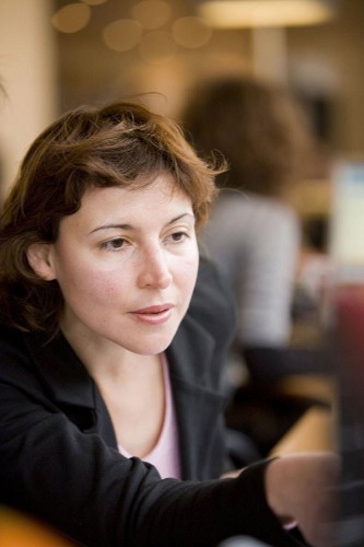 Photographe corporate pour l’entreprise. Portrait corporate d'une femme à son bureau dans une entreprise du secteur tertiaire. | Philippe DUREUIL Photographie