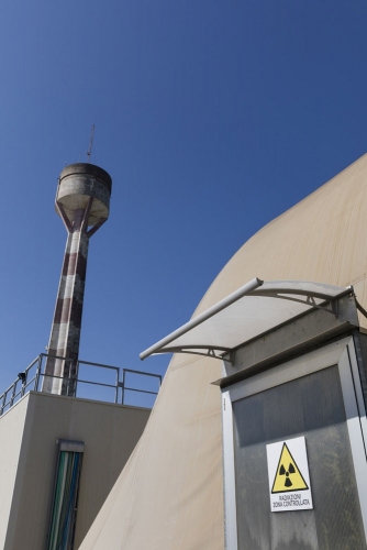 Photo extérieure de la signalétique à la centrale nucléaire de Garigliano, Italie. | Philippe DUREUIL Photographie