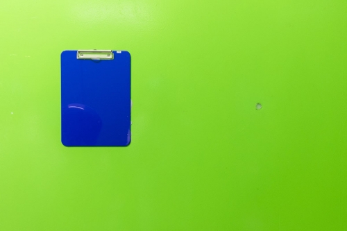 Photographie industrielle artistique d'un porte-bloc mural bleu sur un mur de couleur vert fluo. | Philippe DUREUIL Photographie