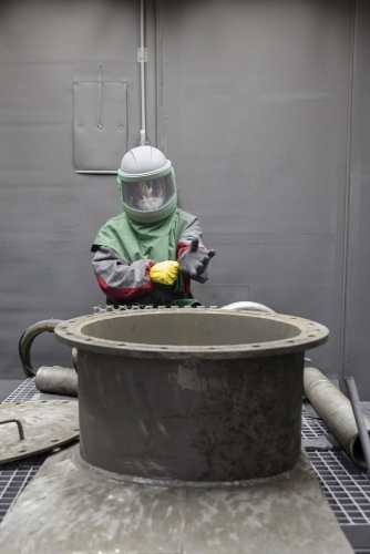 Grenaillage de pièces en acier pour décontamination, centrale de Greifswald. | Philippe DUREUIL Photographie