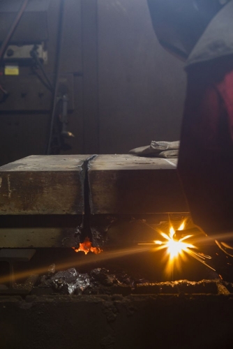 Découpage d'une épaisse plaque d'acier au chalumeau. | Philippe DUREUIL Photographie