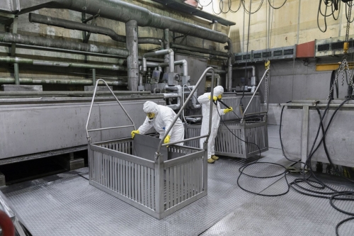 Démantèlement de la centrale nucléaire de Greifswald, nettoyage haute pression des plaques après un bain d'acide | Philippe DUREUIL Photographie