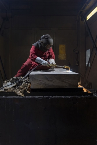 Découpe au chalumeau d'une plaque d'acier contaminée à l'atelier de découpe de la centrale de Greifswald. | Philippe DUREUIL Photographie