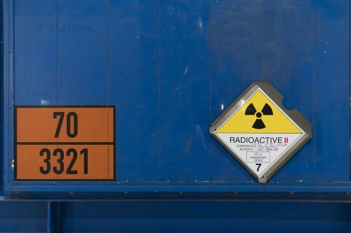 Signalétique présente sur un conteneur pour le transport de déchets nucléaires radioactifs. | Philippe DUREUIL Photographie