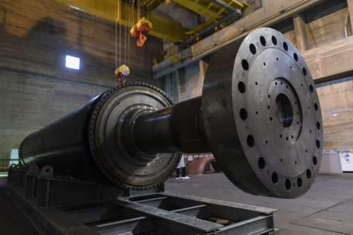 Aimant de turbine en cuivre décontaminé dans la salle des turbines de la centrale de Garigliano. | Philippe DUREUIL Photographie