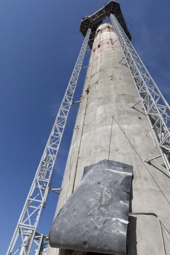 Déconstruction de la cheminée en béton après décontamination du conduit intérieur sur le chantier de démantèlement de la centrale de Garigliano. | Philippe DUREUIL Photographie